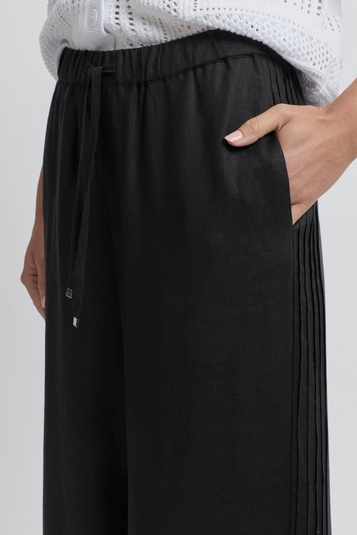 Tirari Pintuck Pant | Black