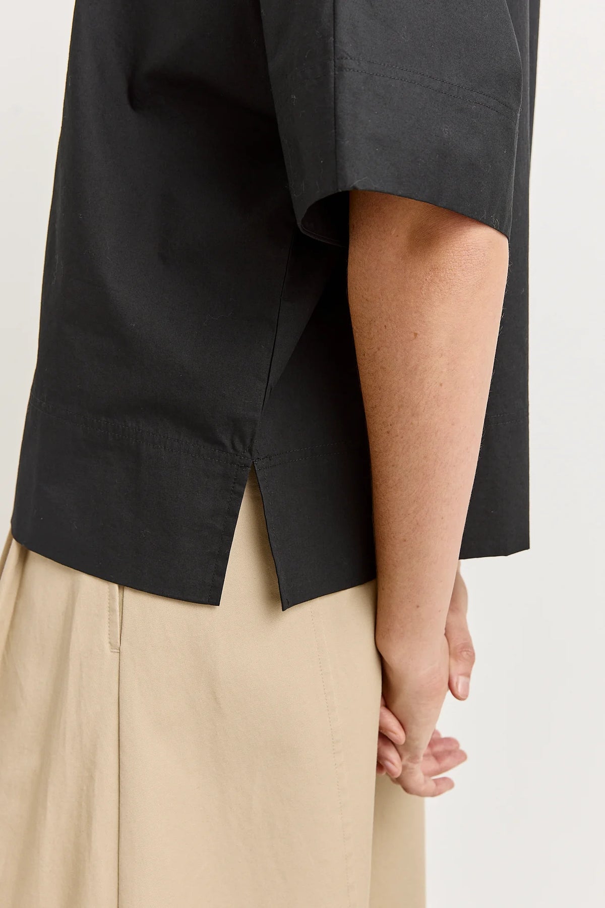 Poplin Split Kneck Top | Black