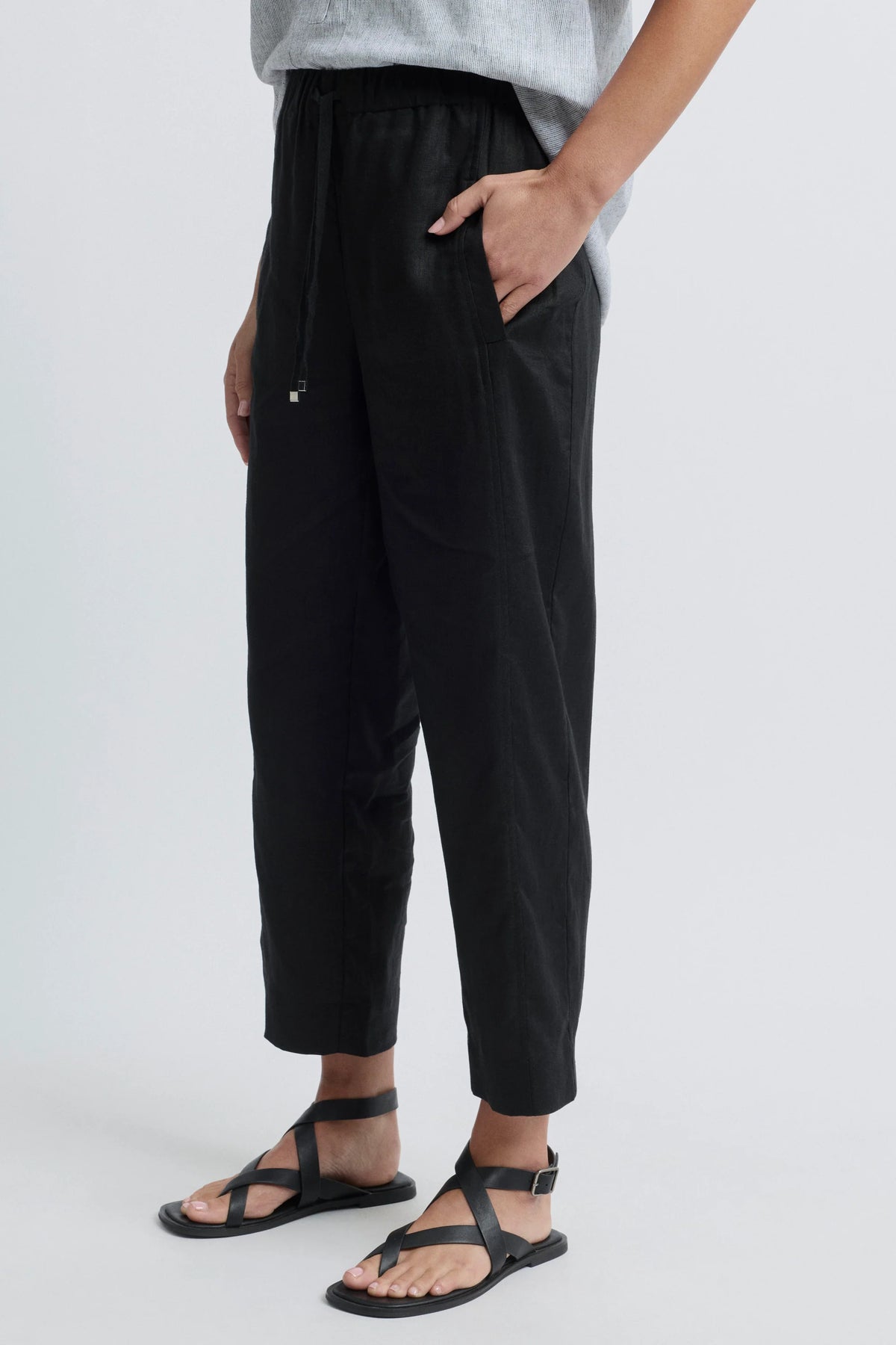 Tirari Slim Leg Linen Pant | Black