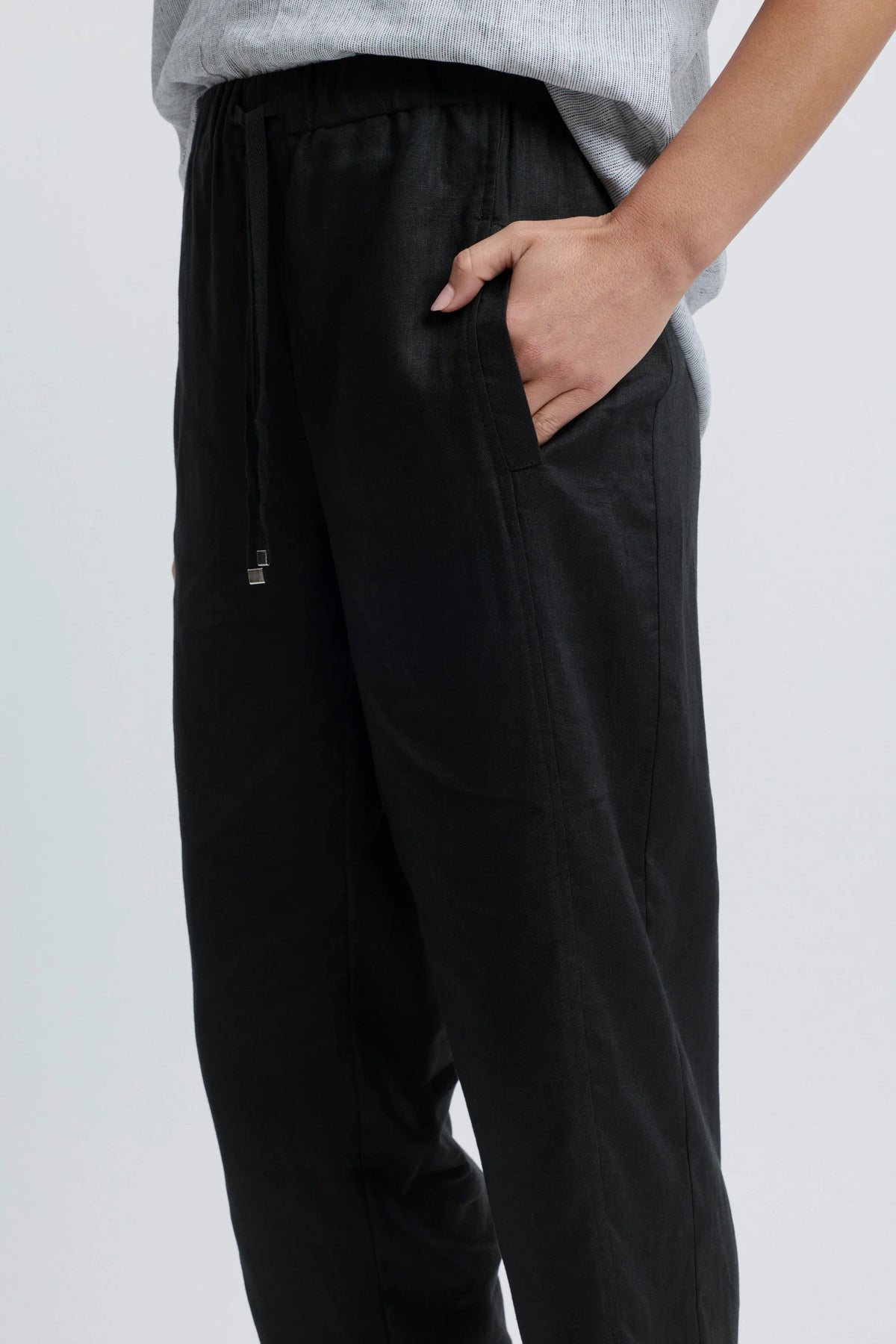 Tirari Slim Leg Linen Pant | Black